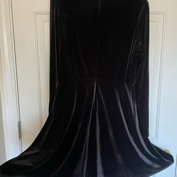 Betsey Johnson black velvet dress with pearl collar - Picture 3 of 6